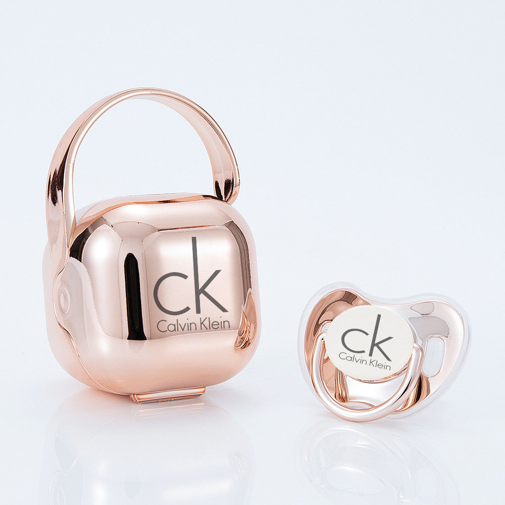 Premium Baby Schnuller Calvin Klein rose mit Aufbewahrungsbox & Geschenkbox