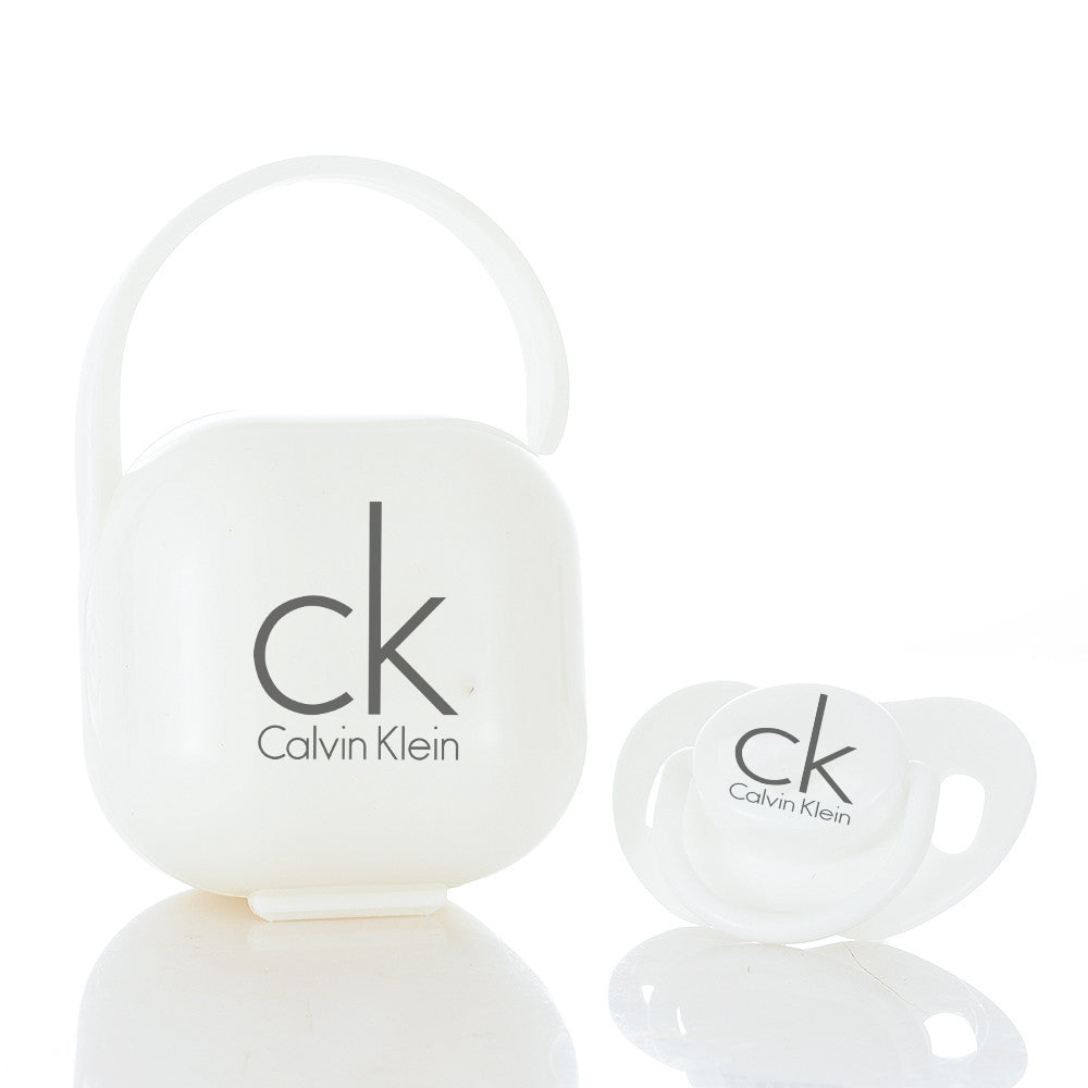 Premium Baby Schnuller Calvin Klein weiß mit Aufbewahrungsbox & Geschenkbox