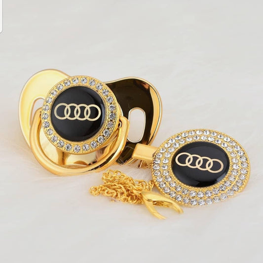Premium Baby Schnuller Audi gold mit Clip & Geschenkbox