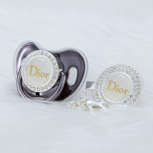 Premium Baby Schnuller Dior violett-weiß mit Clip & Geschenkbox