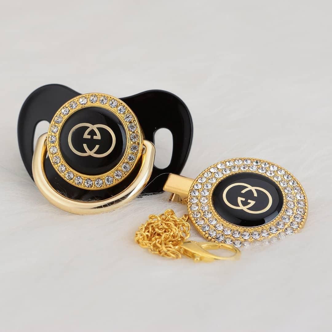 Premium Baby Schnuller Gucci schwarz-gold mit Clip & Geschenkbox