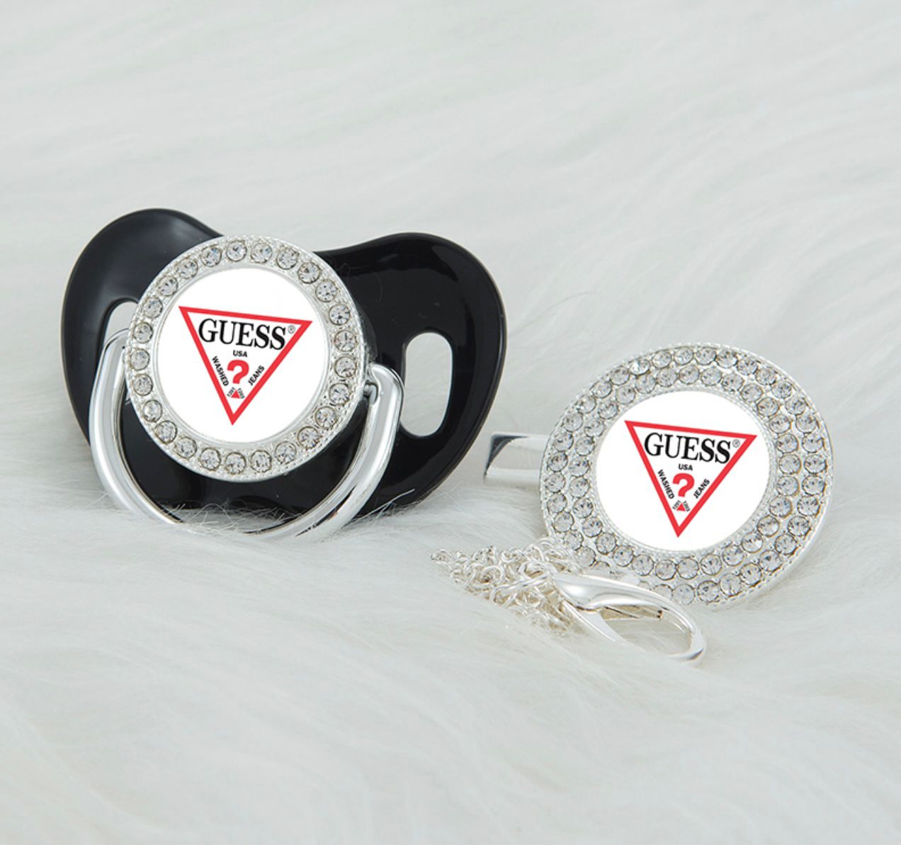 Premium Baby Schnuller Guess schwarz-weiß mit Clip & Geschenkbox