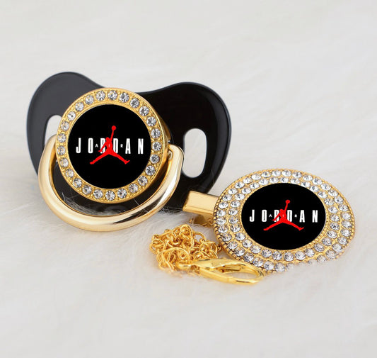 Premium Baby Schnuller Jordan schwarz-gold mit Clip & Geschenkbox