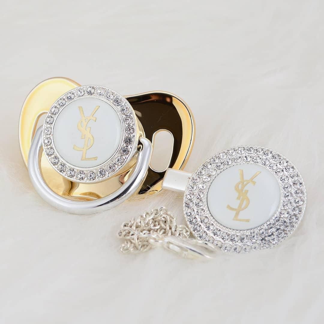 Premium Baby Schnuller Yves Saint Loren hellgold-weiß mit Clip & Geschenkbox